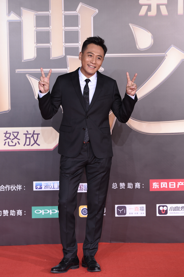 2016新浪微博之夜红毯 刘烨西装笔挺幽默亮相_高清图集_新浪网