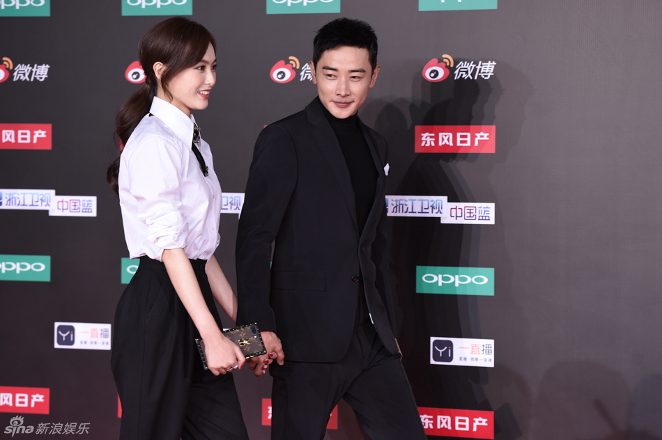 2016新浪微博之夜红毯 郁可唯抹胸裙露香肩 _