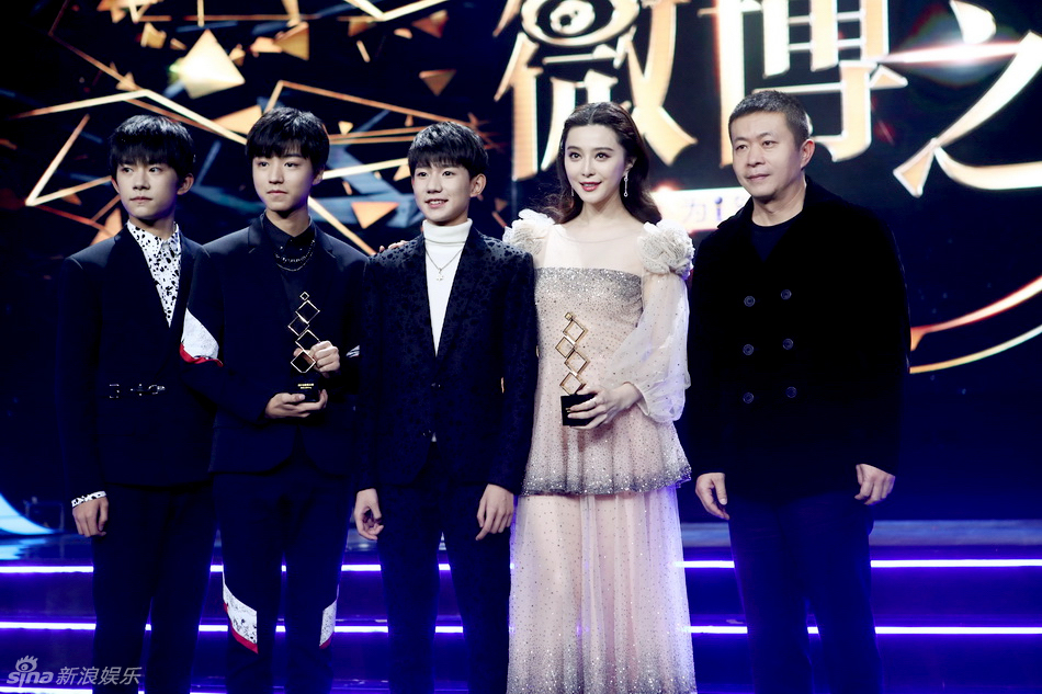 TFBOYS范冰冰分获2016微博之夜King&Queen荣誉高清组图