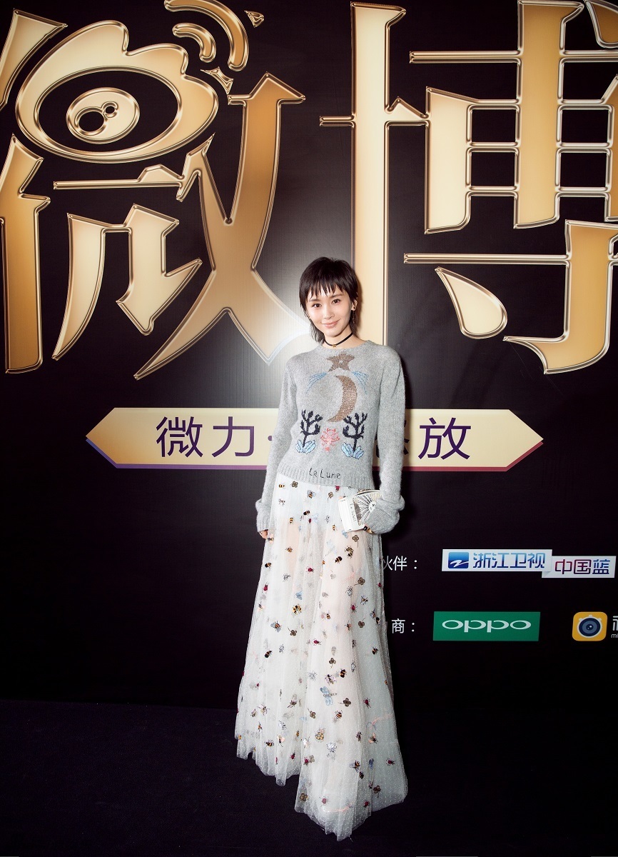 组图:王子文亮相微博之夜 毛衣长裙清爽又时髦_高清