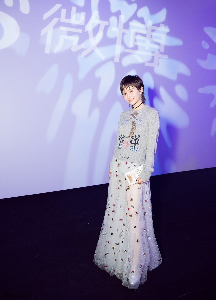 王子文亮相微博之夜 毛衣长裙清爽又时髦[9p]