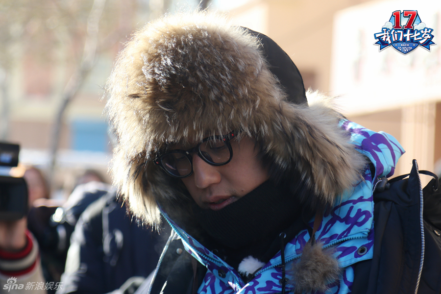 大白杨 帮 天王 试穿军大衣