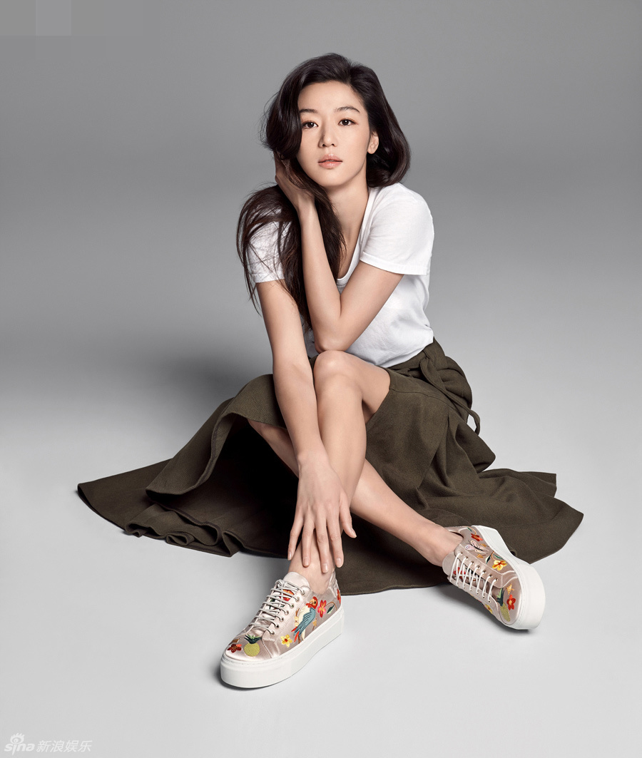 组图:美人鱼全智贤拍时尚写真 双腿纤细气质好