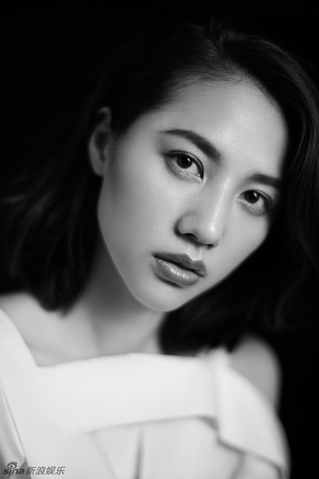 组图:董琦黑白大片秀香肩 对镜凝眸展现雕刻美_高清图集_新浪网
