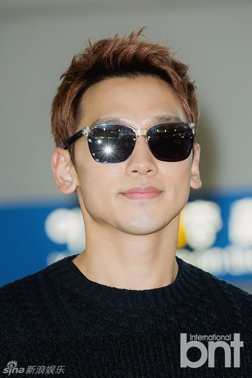 Rain金泰希飞赴巴厘岛度蜜月 牵手笑容甜