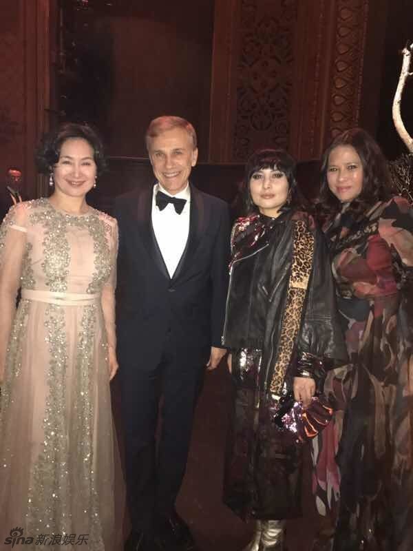 组图:何超仪现身巴黎时装周 皮衣长裙显摇滚范_高清图集_新浪网