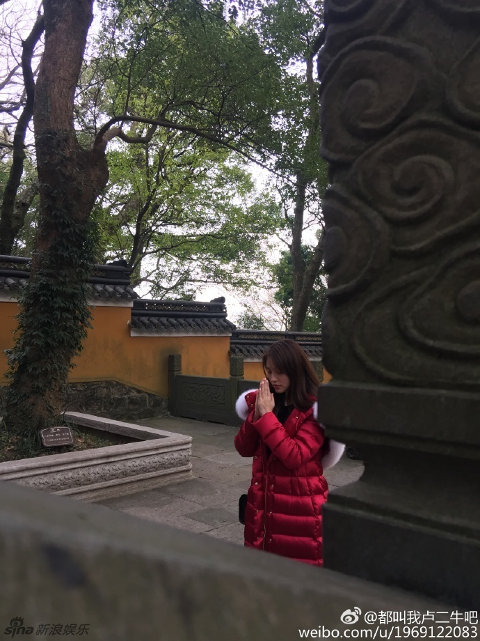 新浪娱乐讯今日,有网友在微博晒出一组女星金莎在普陀山祈福的照片