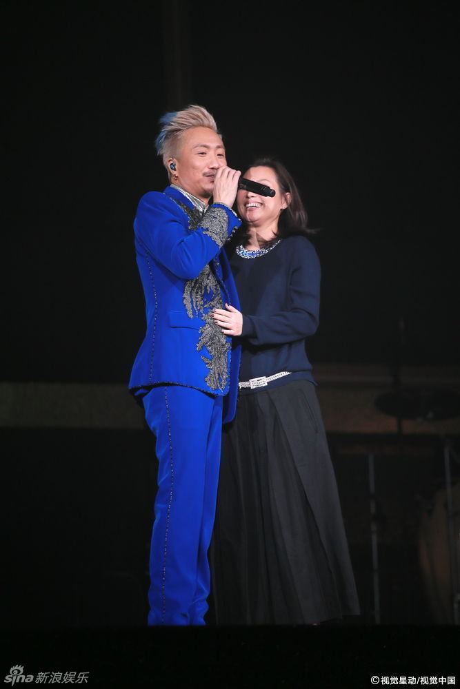组图:郑中基演唱会热吻爱妻 还拥抱前任杨千嬅_高清图集_新浪网