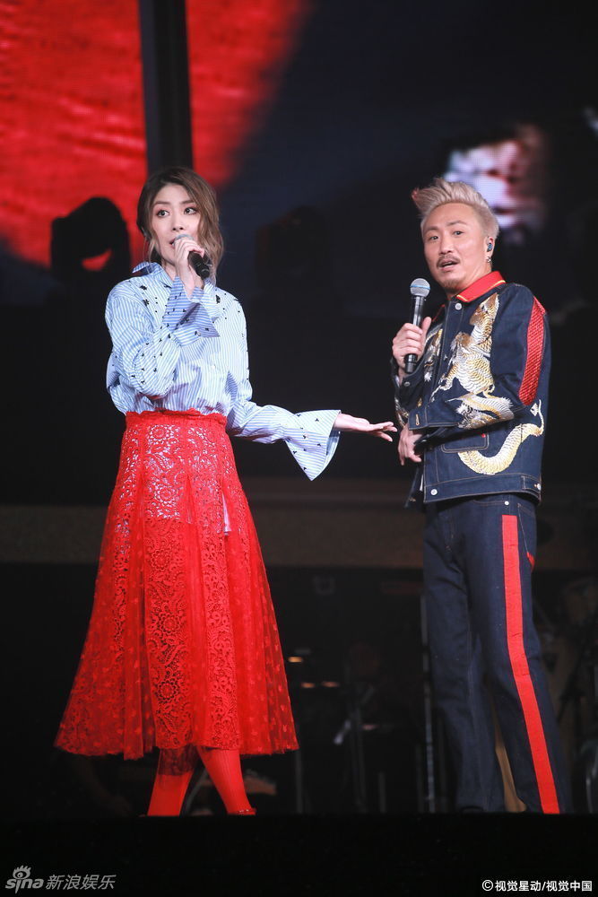 组图:郑中基演唱会热吻爱妻 还拥抱前任杨千嬅_高清图集_新浪网