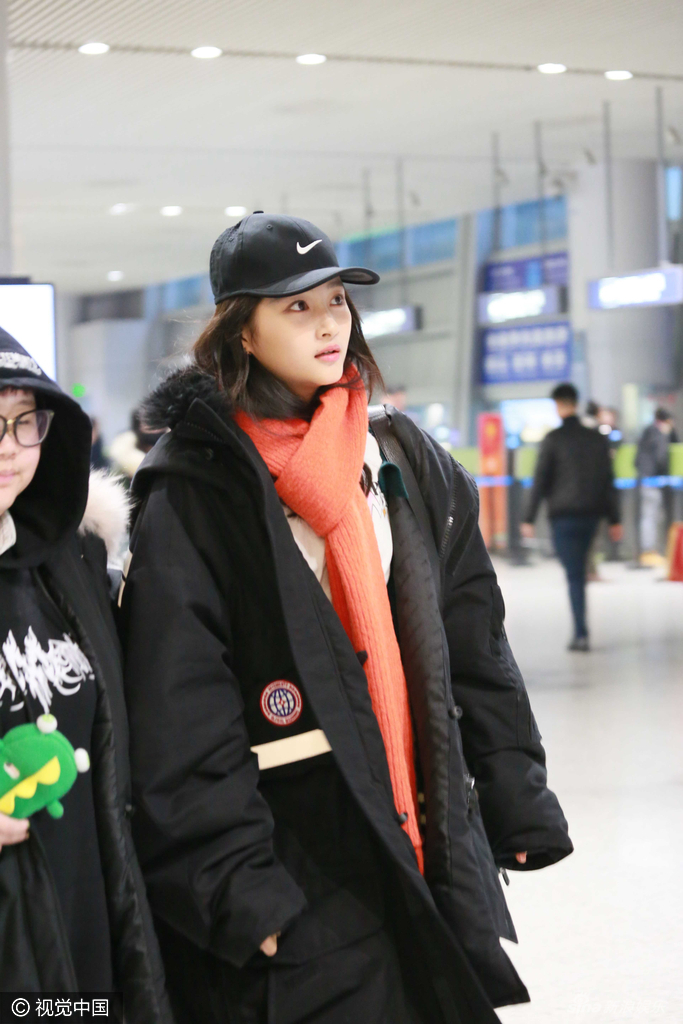 关晓彤机场照有范儿 年轻肌肤嫩出水