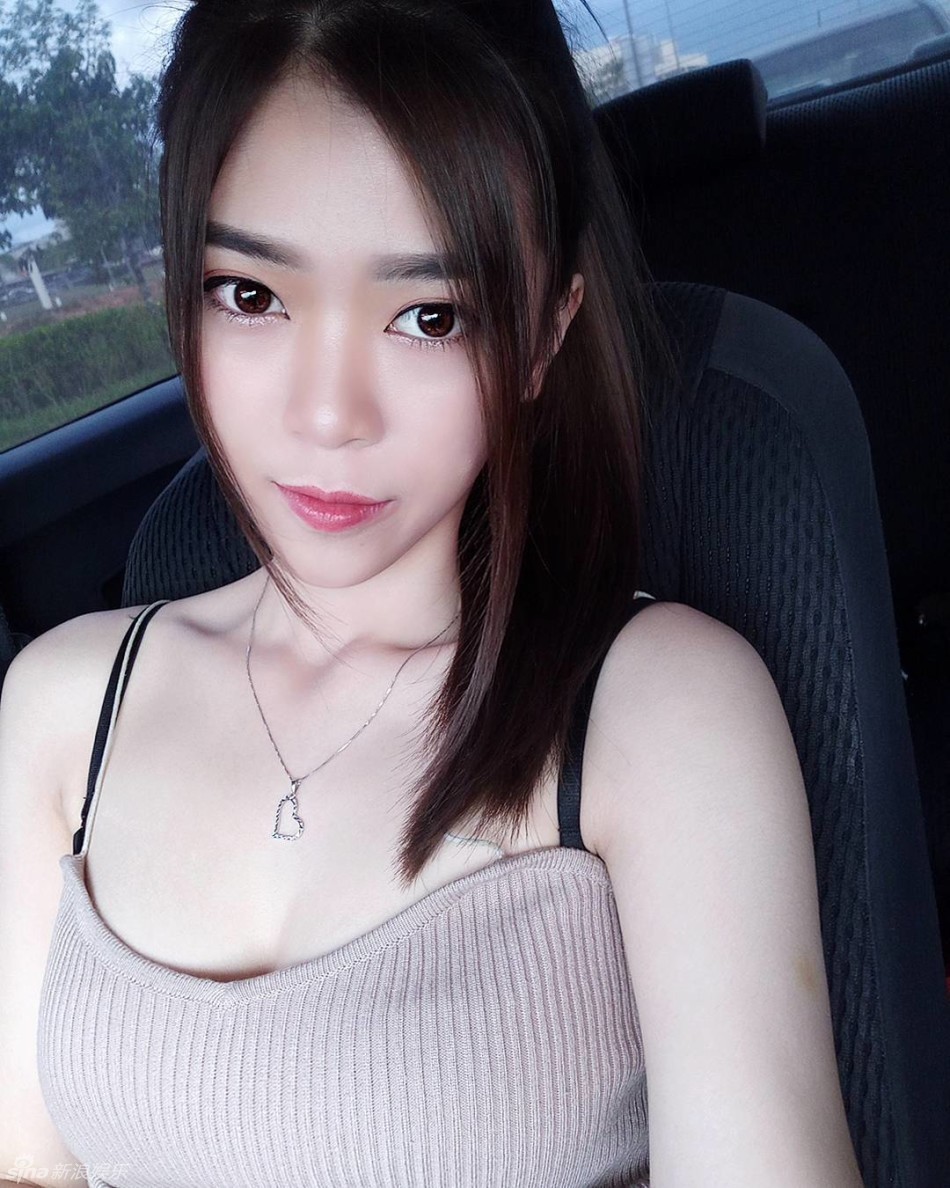 马来西亚网红神似侯佩岑 美胸深沟抢眼[30P]