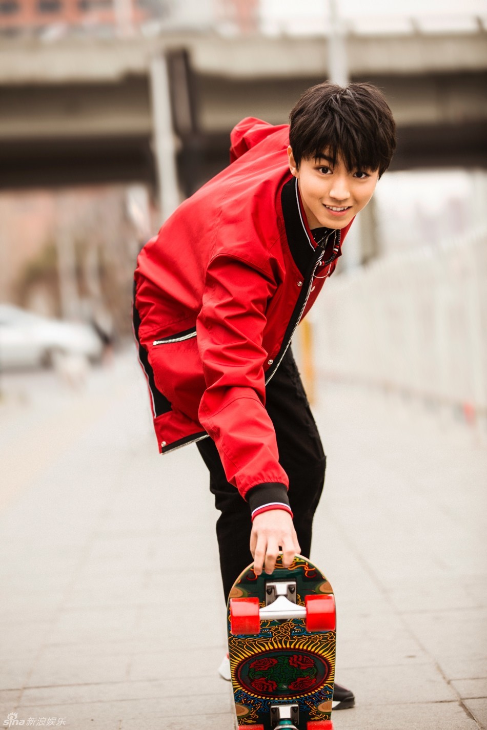 王俊凯最新街拍时髦升级 美少年轻熟帅气