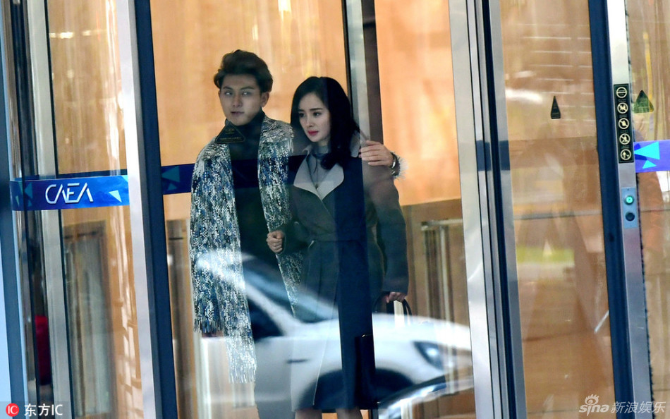 入戏!黄子韬紧搂杨幂举止亲密