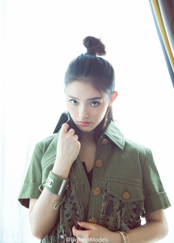 林允穿流苏外套诠释军旅风 美腿白皙修长