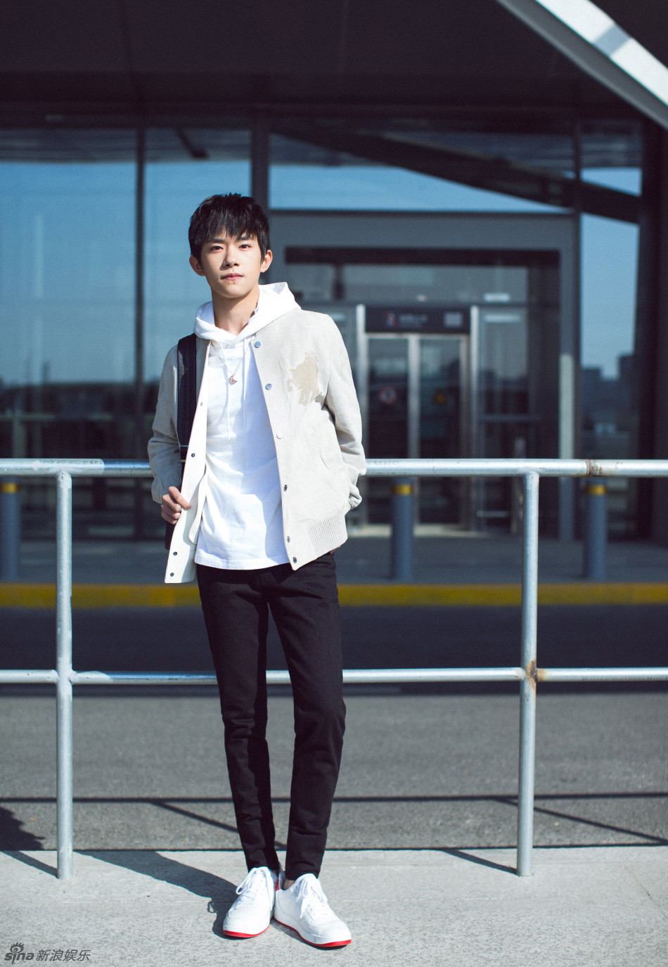 易烊千玺街拍曝光 阳光少年青春十足-新闻中心-中国宁波网