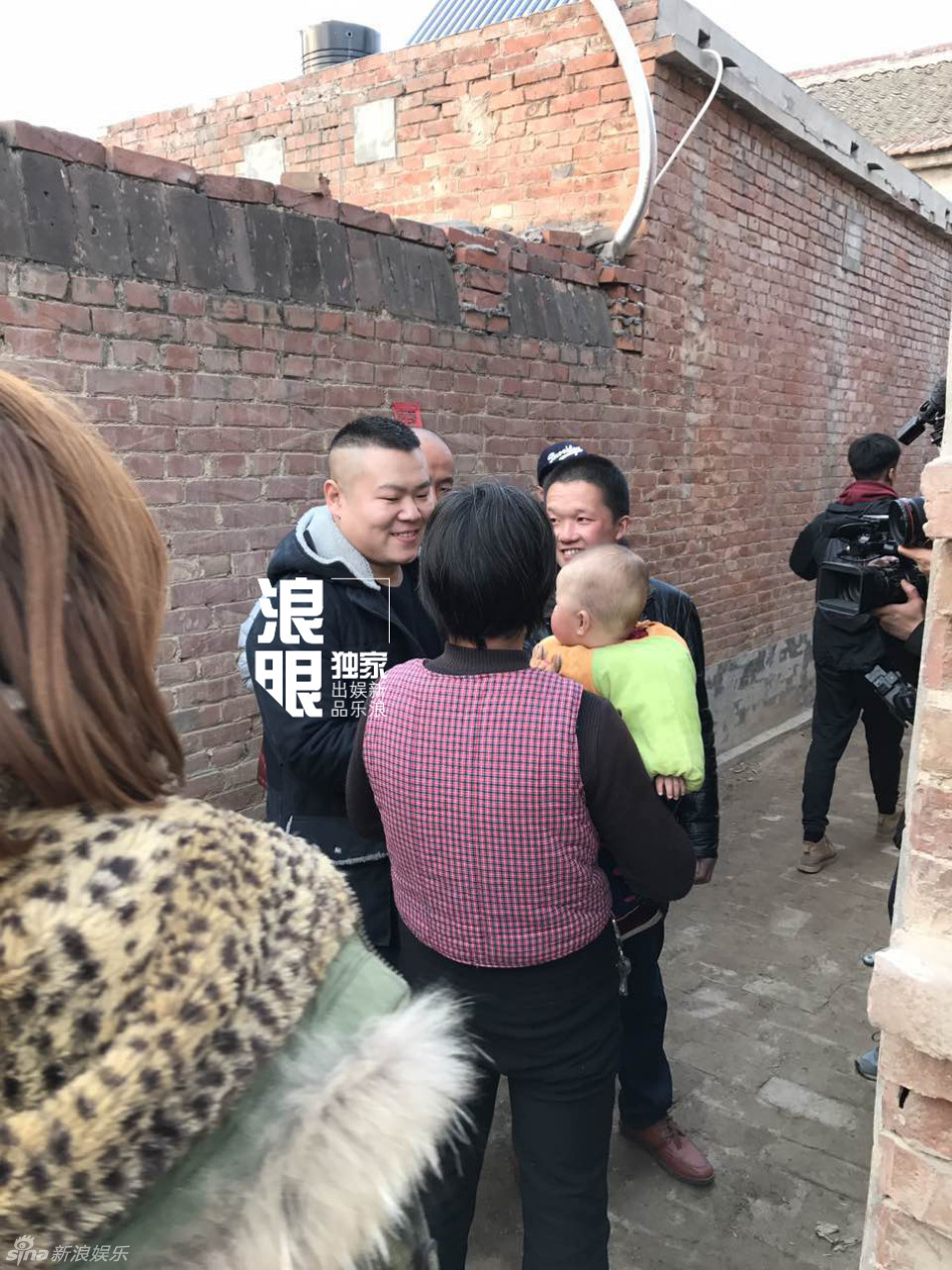 组图:岳云鹏回老家遭围观 骑三轮车心情大好_高清图集