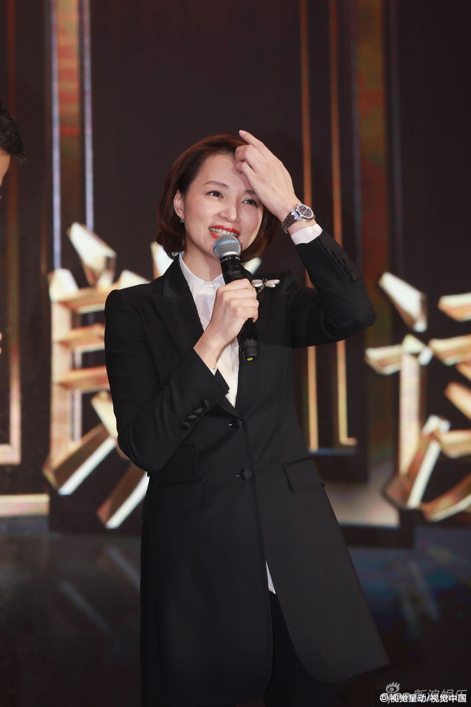 董卿一身黑色西装亮相