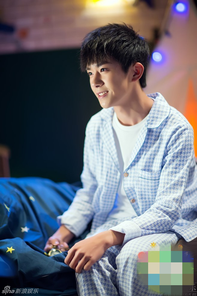 易烊千玺穿睡衣带孩子 画面温暖有爱