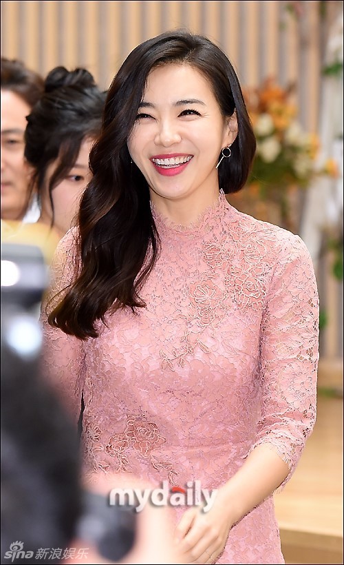 朴善英笑容甜美