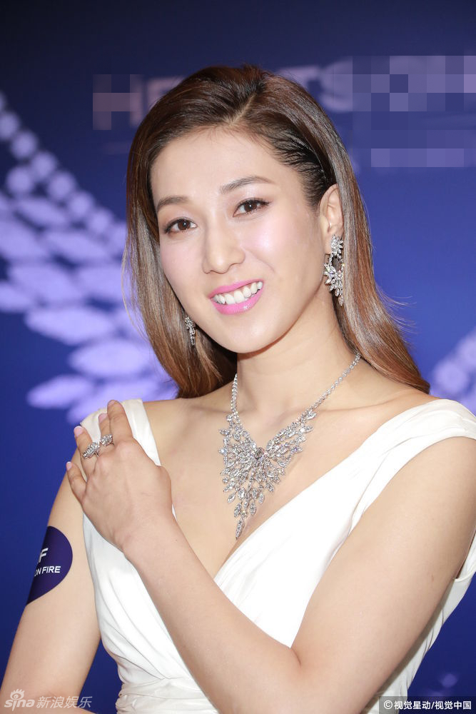 新晋辣妈钟嘉欣深v性感 上围傲人深沟诱人