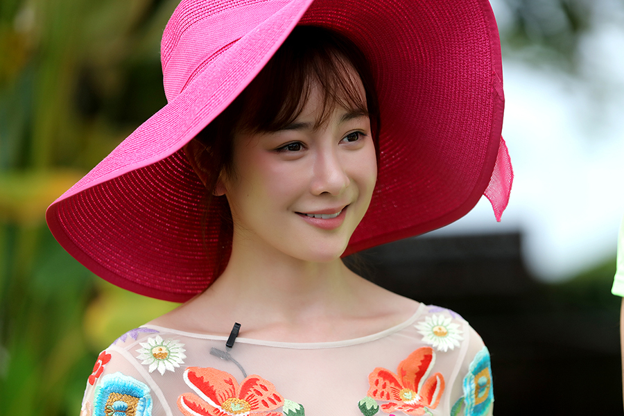 组图:整容如换脸!清纯的张檬不见 如今脸肿僵硬