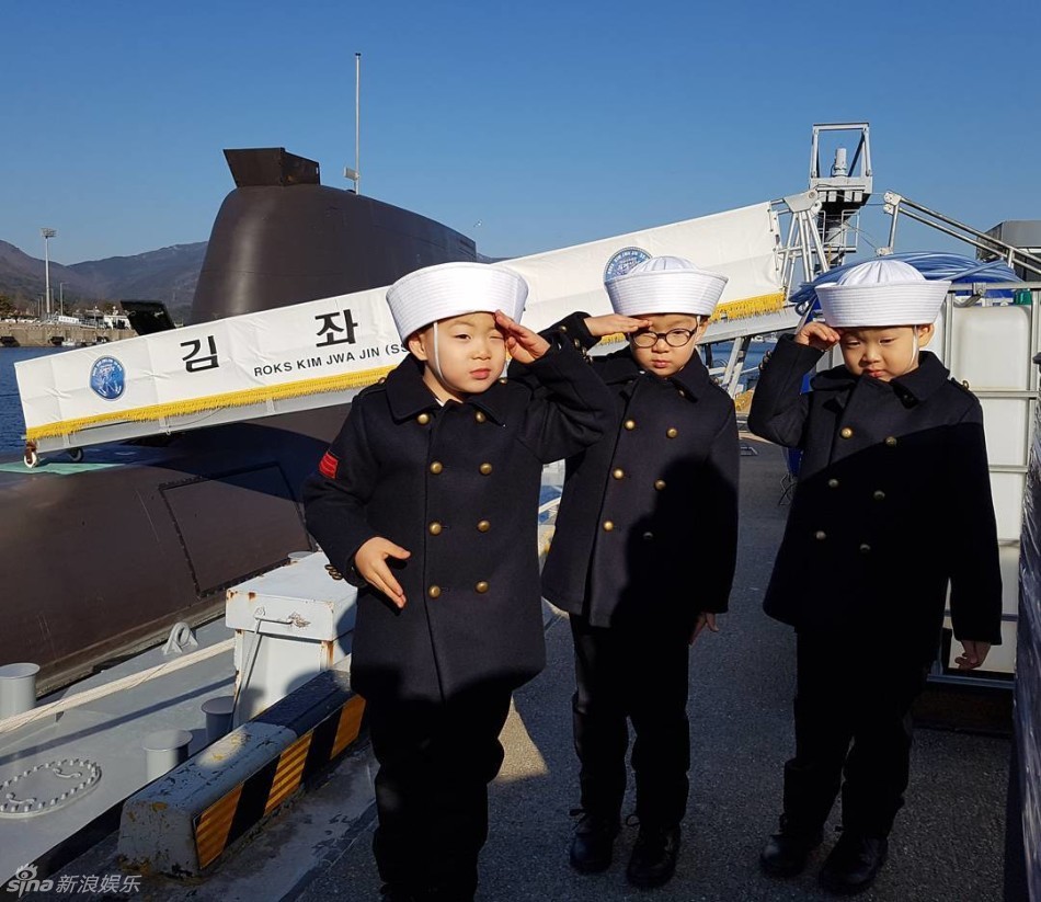 新浪娱乐讯 韩国演员宋一国的三胞胎儿子宋大韩,宋民国,宋万岁。因出演韩国KBS电视台亲子主题真人秀《超人回来了》而受到人们熟知和喜爱,在中国,宋民国更是因成为表情包火遍社交网络。三胞胎2012年3月出生,现在已经5岁,长大的他们颇有小绅士的感觉!