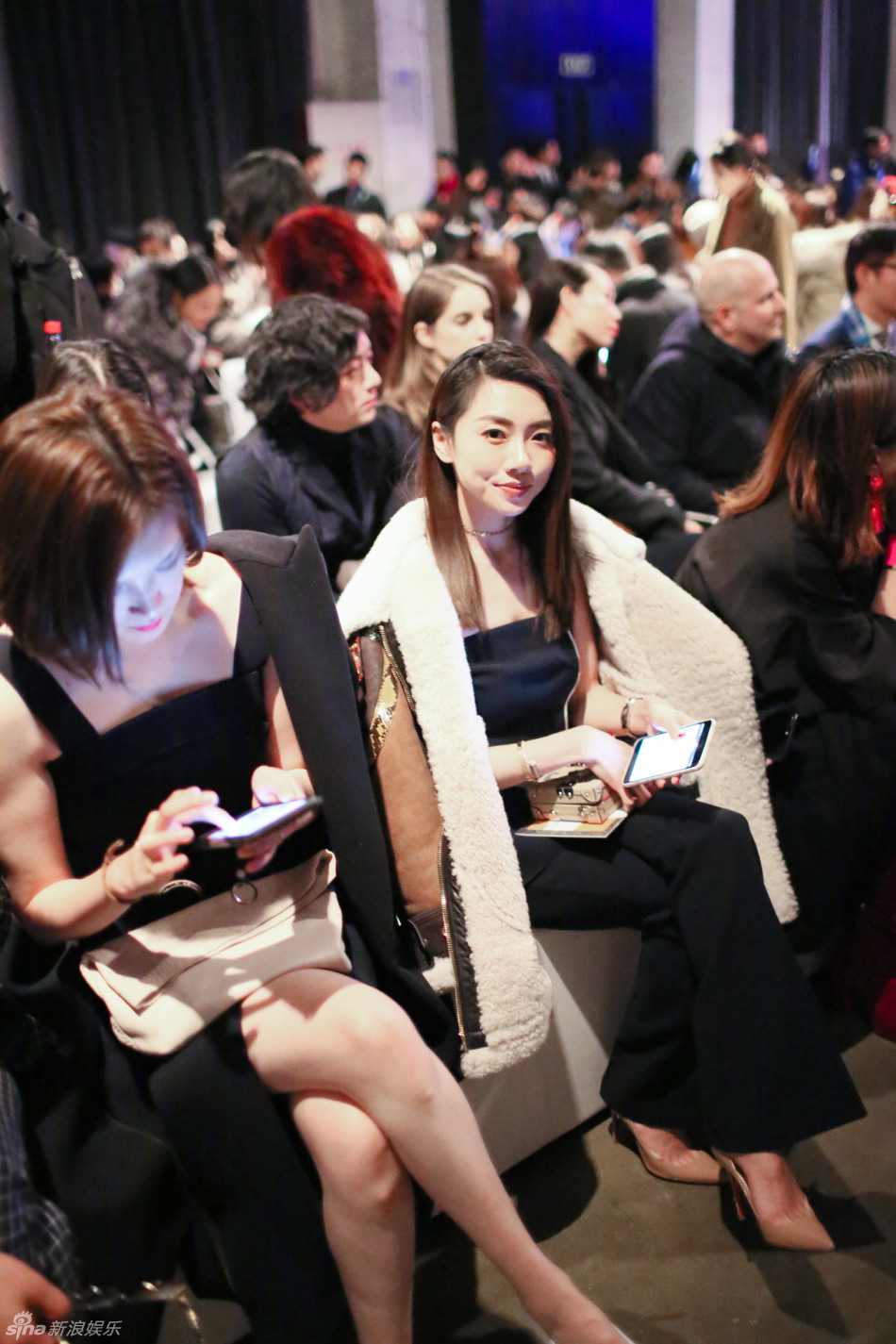 郑恺女友程晓玥出席时尚秀 长发飘飘秀香肩