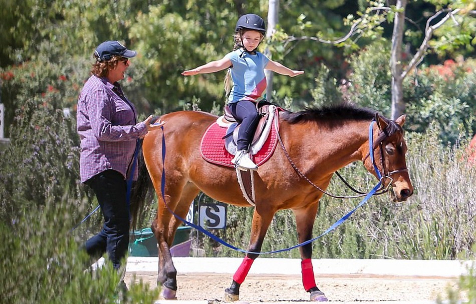萌!小七学骑马 爹妈+哥哥骄傲围观拍照--扬子晚报网