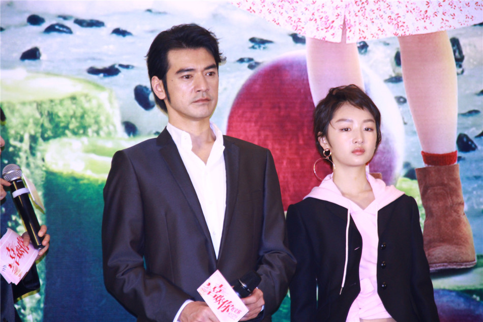周冬雨金城武喜剧电影《喜欢你》走进冰城高校"80后"导演许宏宇