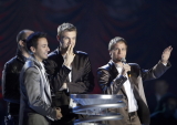 后街男孩上台颁奖