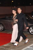 陈茵媺身着蕾丝拼接裙牵手吴卓羲走红毯