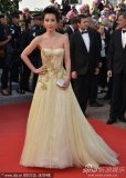 李冰冰戛纳走秀 长裙华丽刺绣精致