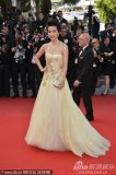 李冰冰戛纳走秀 长裙华丽刺绣精致
