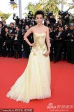 李冰冰戛纳走秀 长裙华丽刺绣精致