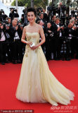 李冰冰戛纳走秀 长裙华丽刺绣精致