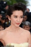 李冰冰戛纳走秀 长裙华丽刺绣精致