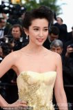 李冰冰戛纳走秀 长裙华丽刺绣精致