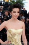 李冰冰戛纳走秀 长裙华丽刺绣精致