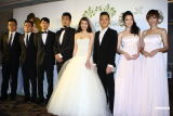 汤宗霖、路嘉怡与伴郎伴娘，左三为张震