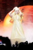 LadyGaga巴塞罗那献唱 造型百变