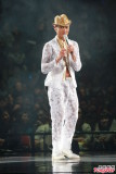 郭富城穿白装演唱