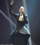 那英黑衣低胸爆乳