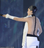 那英露背演出服性感爆棚