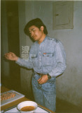1988年刘欢在国际关系学院用电磁炉准备午餐。