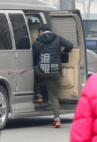 佟大为让助理上车后自己上车