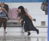 曹格与妻子带萌娃齐出行 姐姐飞奔险摔倒