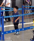 曹格与妻子带萌娃齐出行 姐姐飞奔险摔倒