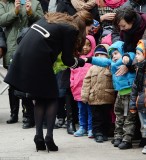 凯特王妃秀黑丝美腿 挺孕肚与小朋友交流