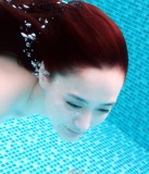 阿娇比基尼秀粉嫩肌肤 变身妖艳美人鱼