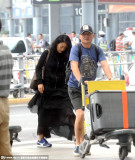那英黑装现身机场 老公低调陪同推行李